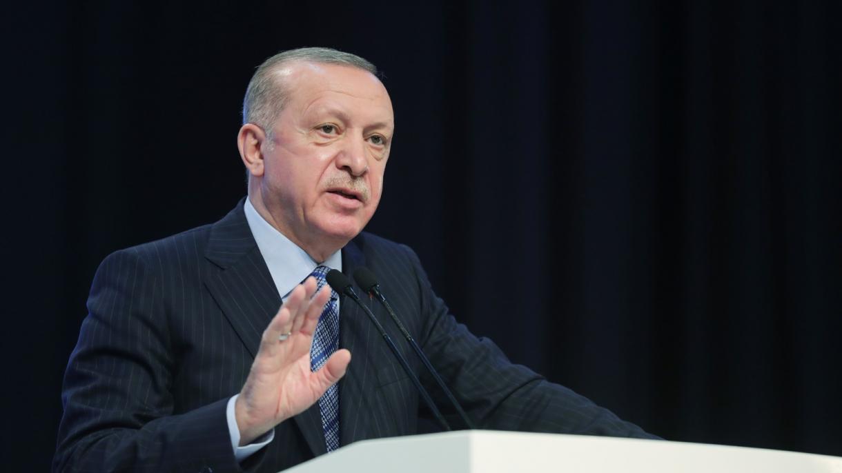 O presidente Erdogan lembra das vítimas de Hodjali