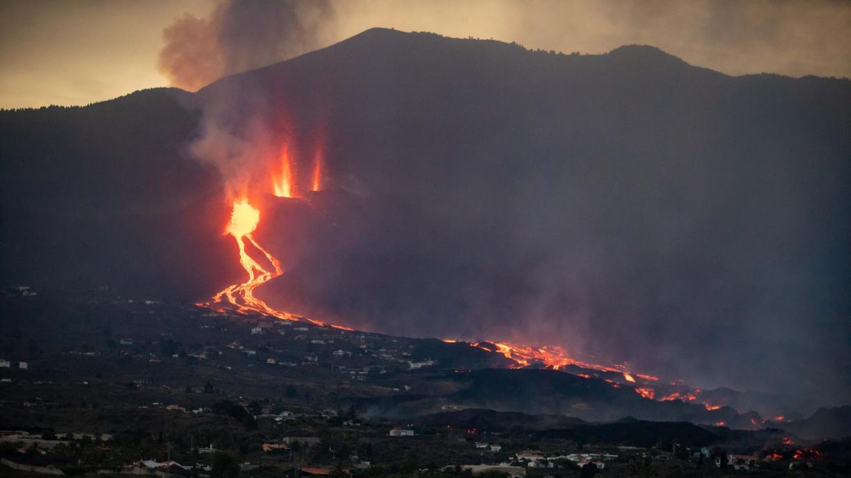 El volcán Cumbre Vieja sigue expulsando lava