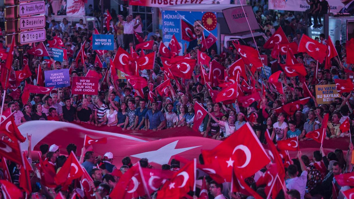 Türkiyə xalqı demokratiyasını qorumağa davam edir