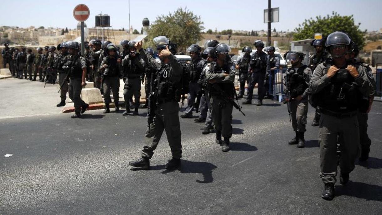 Los agentes de seguridad israelíes detienen a los palestinos en distintas zonas del país