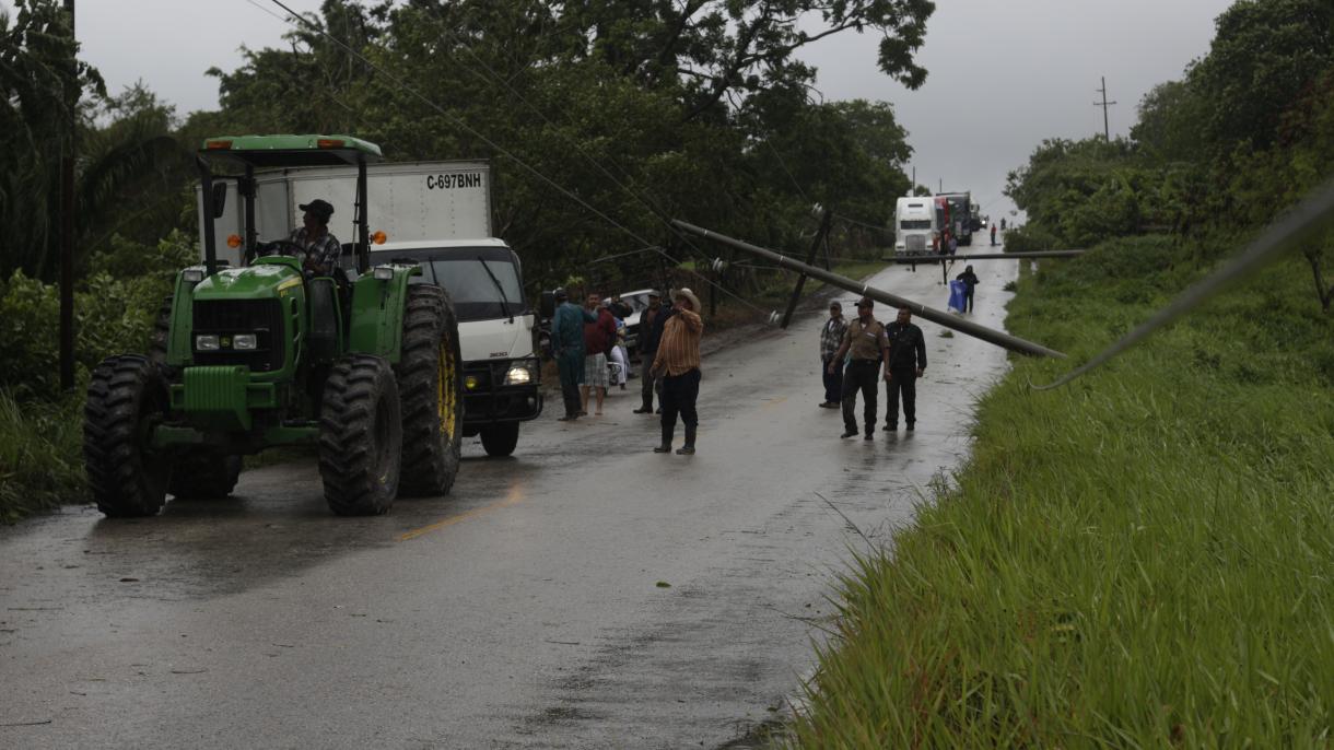 Suben a seis los muertos por la tormenta Earl en México