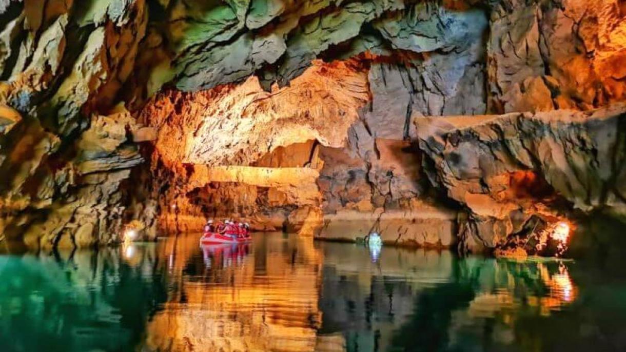 Con el lago subterráneo más grande de Turquía: la Cueva de Altınbeşik