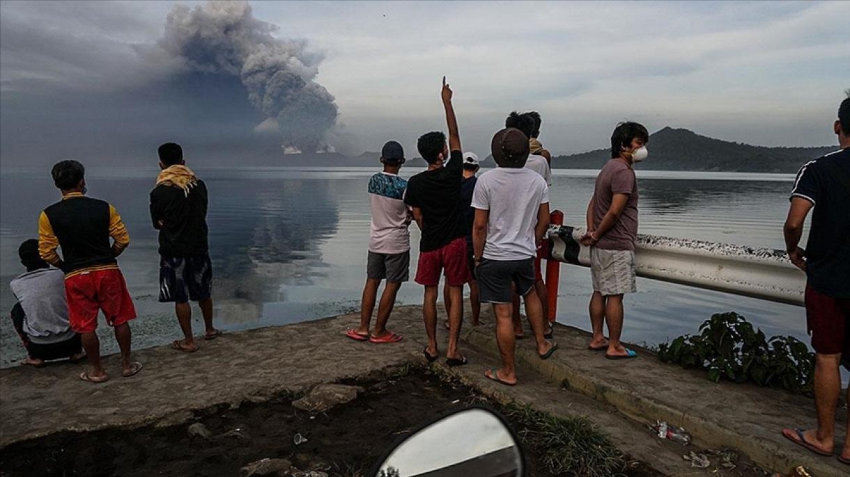 Se desalojan los residentes de la zona a causa de las actividades volcánicas en Taal, Manila