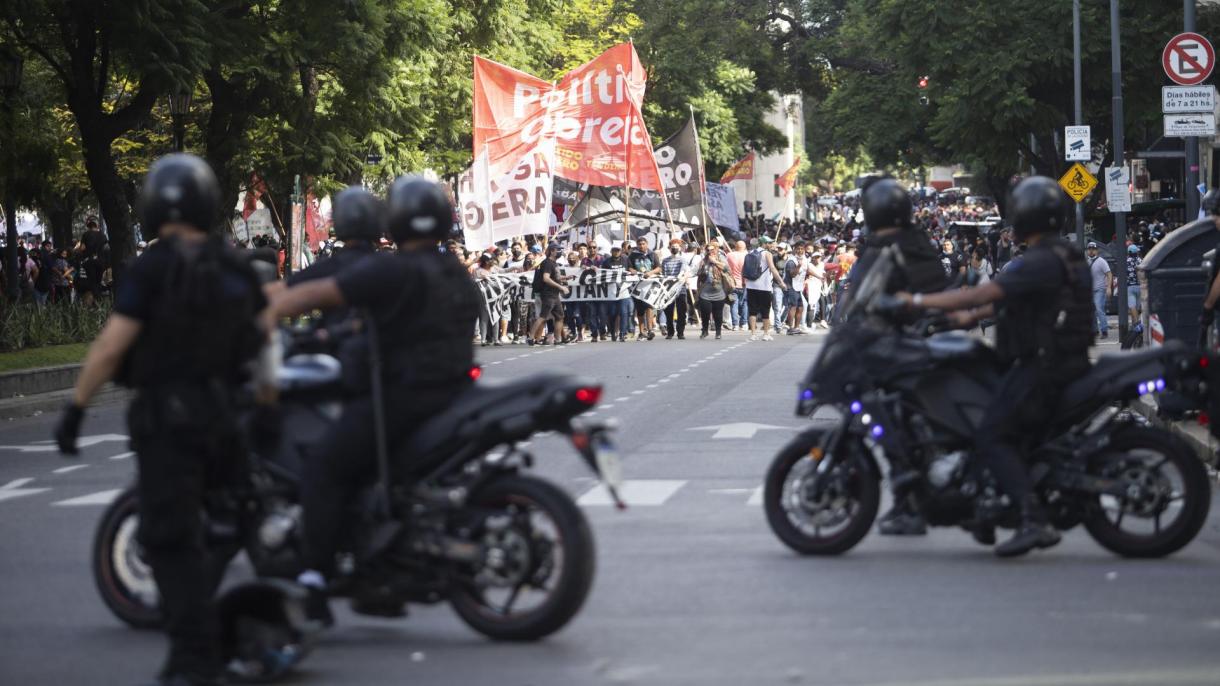 Argentina: tumulto entre la policía y los manifestantes en protesta contra el FMI