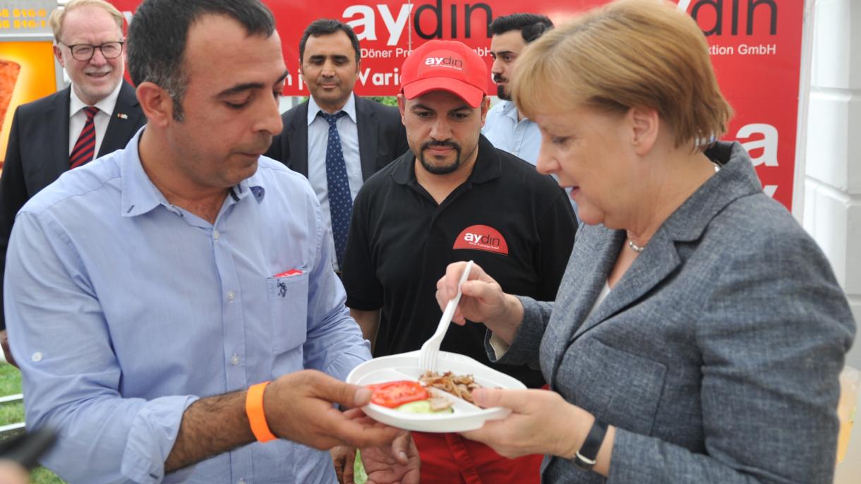 almanya başbakanı merkel, döner yedi.jpg