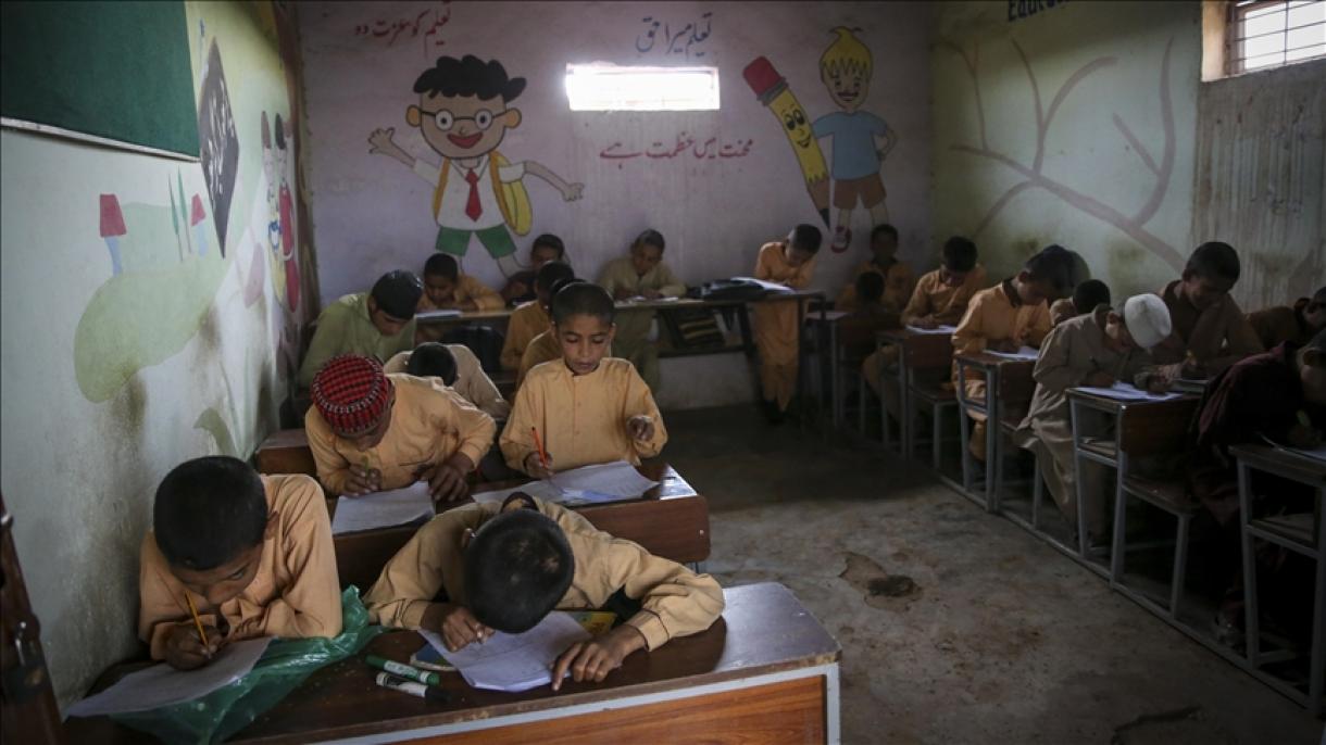 کودکان پناهنده افغان در اردوگاه بستی پاکستان به آموزش کافی دسترسی ندارند
