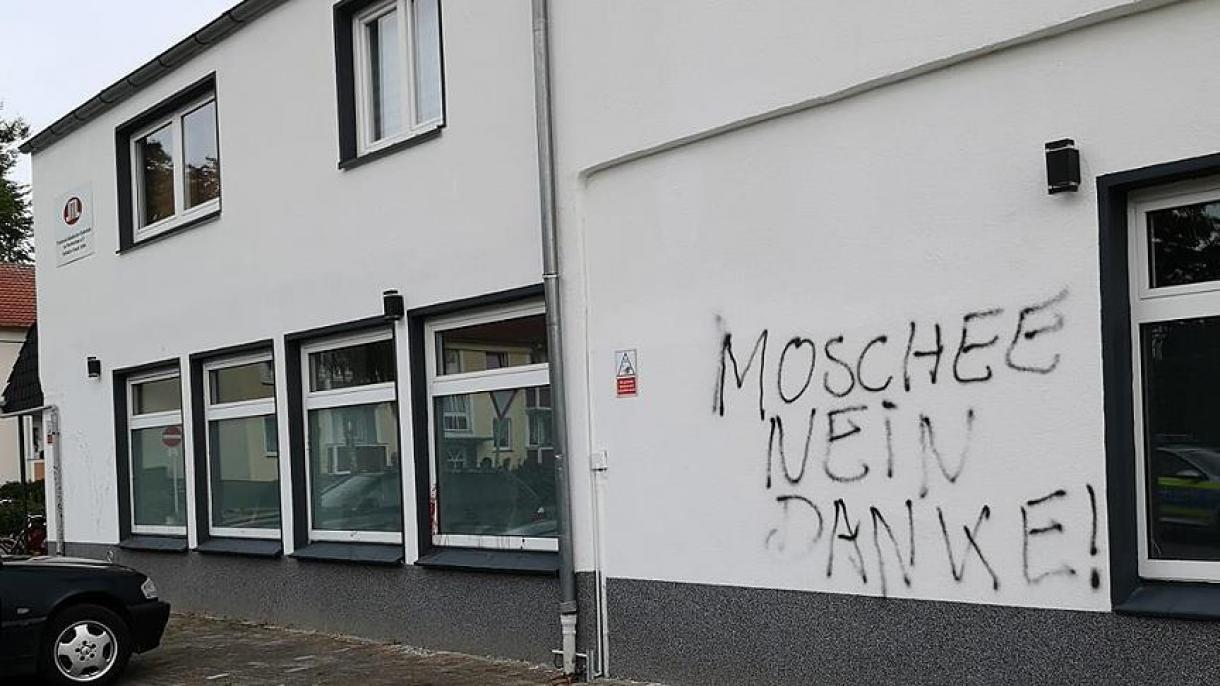 Нападение срещу джамия в Германия