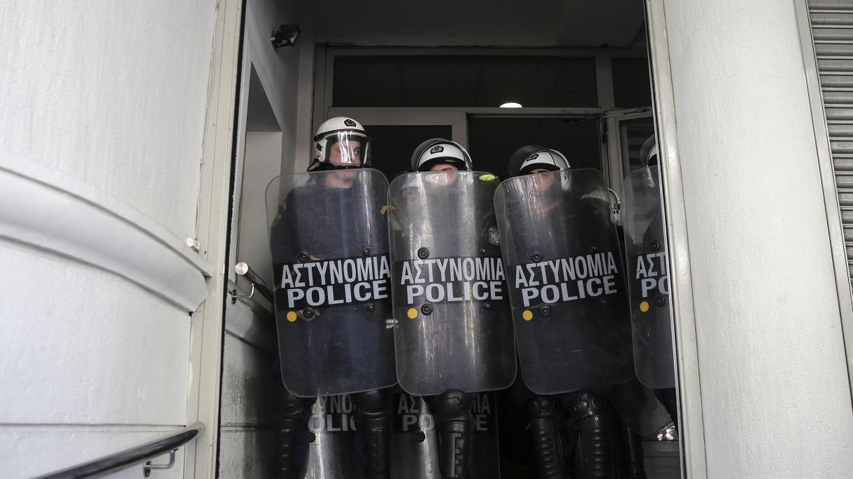 Греция полициясы мигрантка зомбулук көрсөттү
