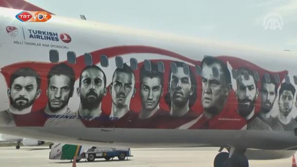 A török futballválogatottért festették a THY repülőgépét