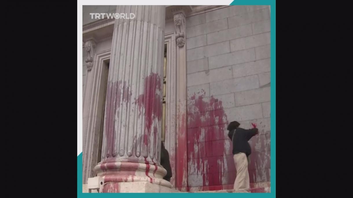 فعالان محیط زیست بر روی دیوارهای ساختمان پارلمان اسپانیا رنگ قرمز ریختند