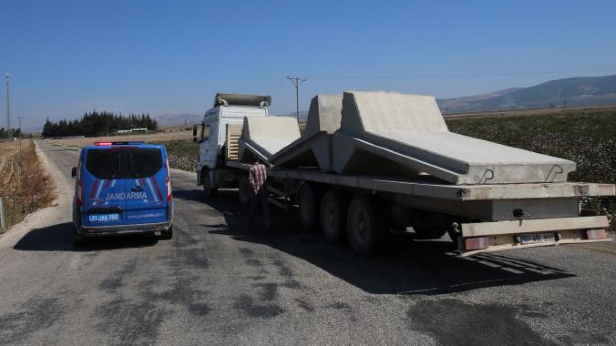 Envían 22 camiones pesados llenos de bloques de hormigón a la frontera con Afrin