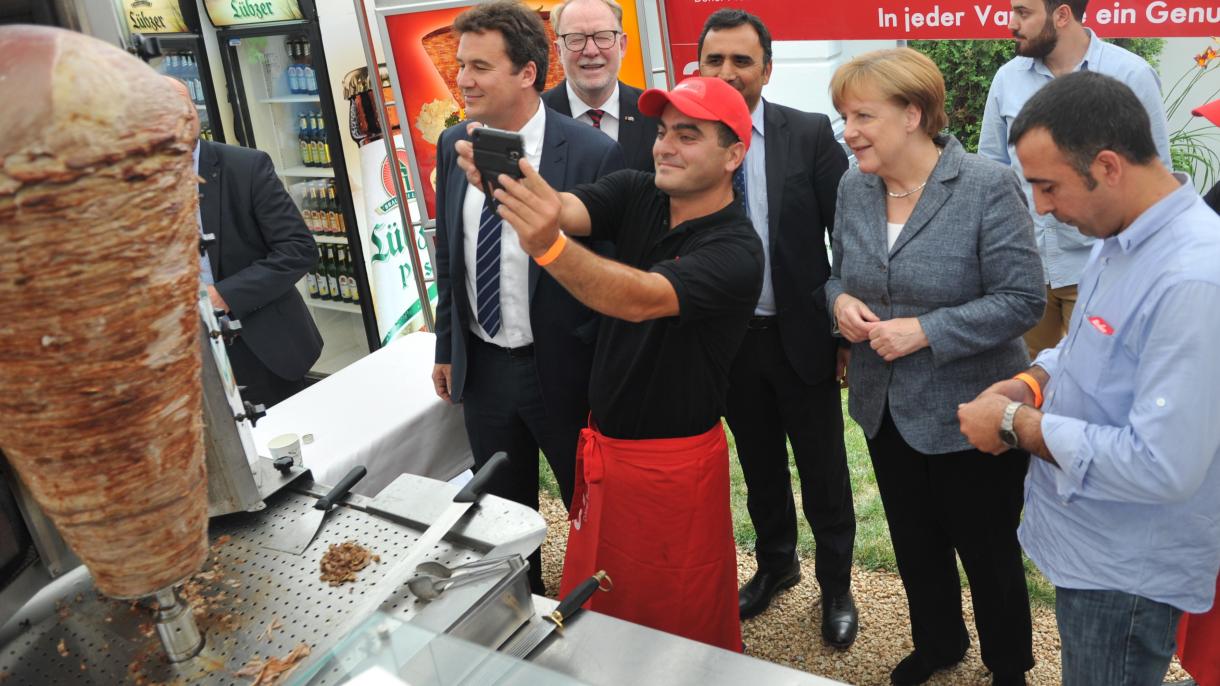 almanya başbakanı merkel, döner kesti.jpg