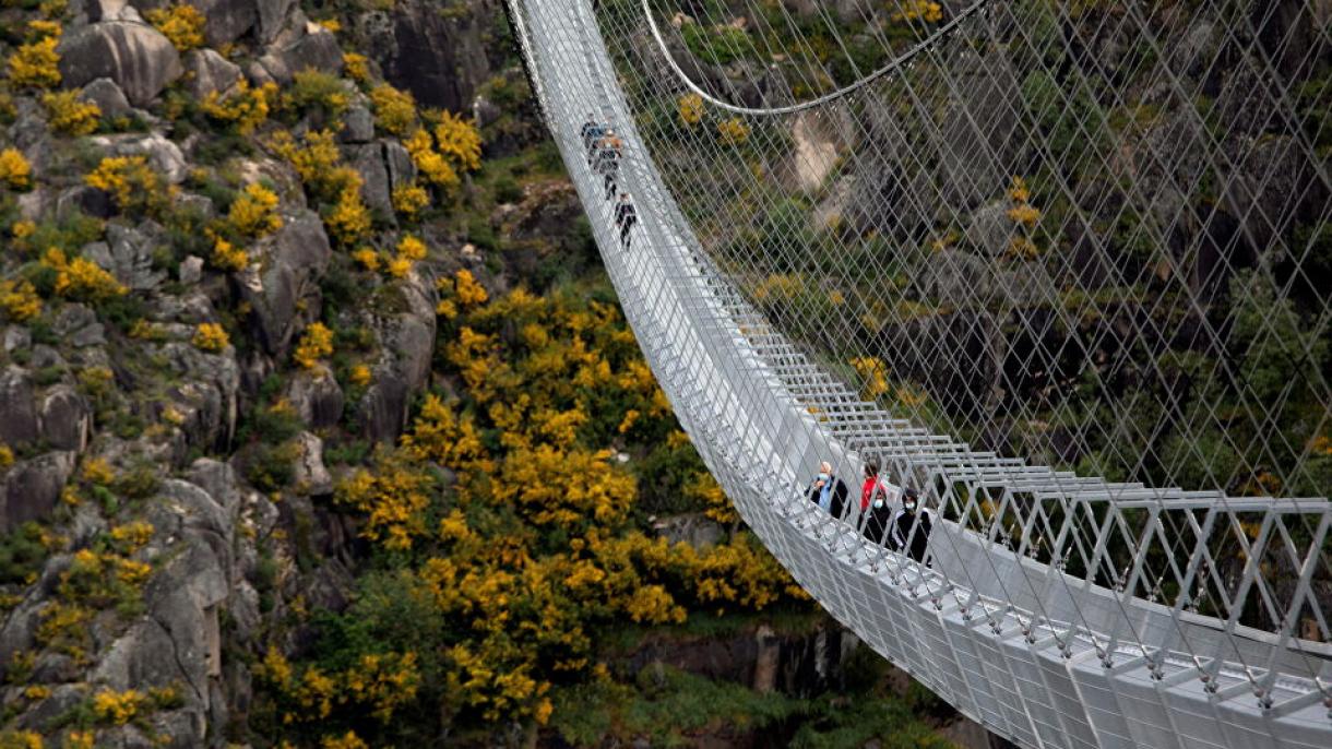 В Португалия ще бъде открит най-дългият висящ пешеходен мост в света