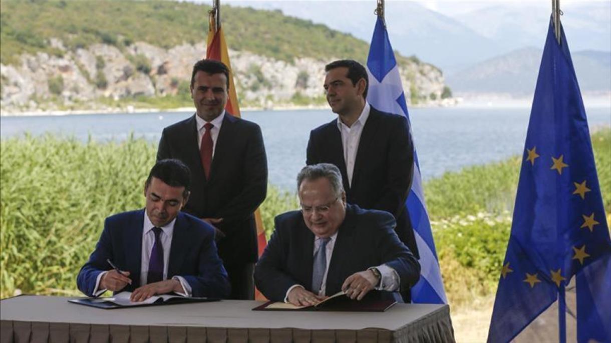 Υπογράφηκε η ιστορική συμφωνία από την Ελλάδα και τη Μακεδονία