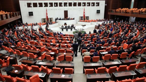 Parlamento de Turquía ratifica medida para cancelar inmunidad legislativa de diputados