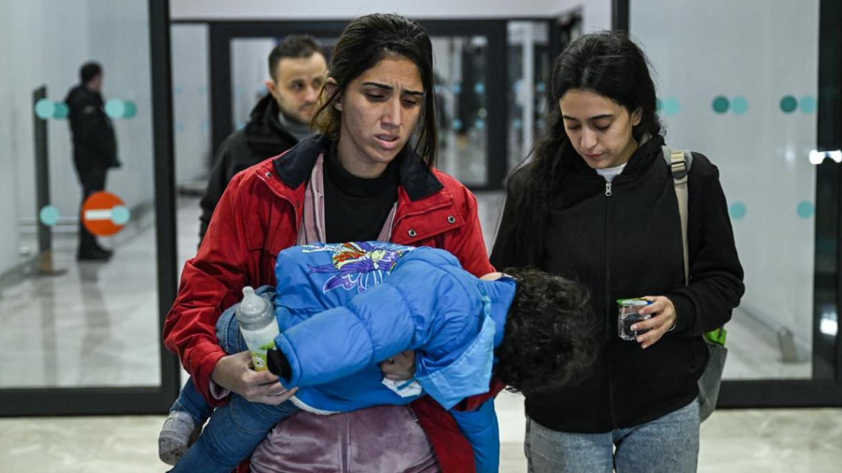 从加沙撤离的土耳其公民抵达伊斯坦布尔