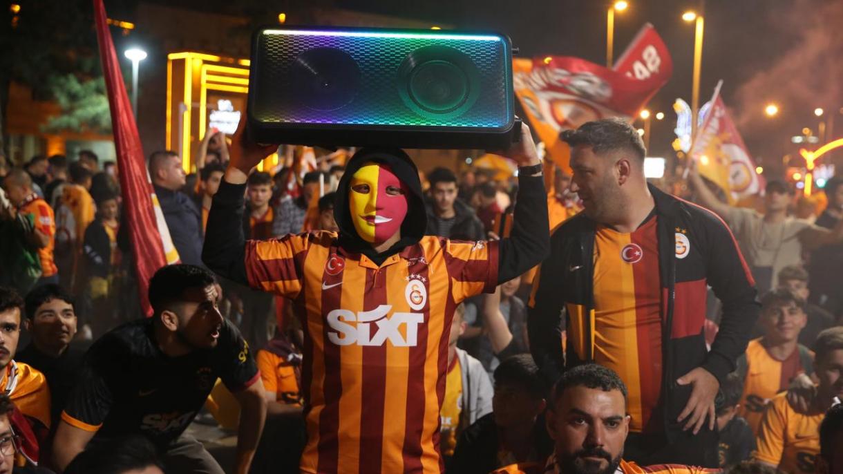 Galatasaray taraftar tezahurat Şampiyon 2024-3.jpg