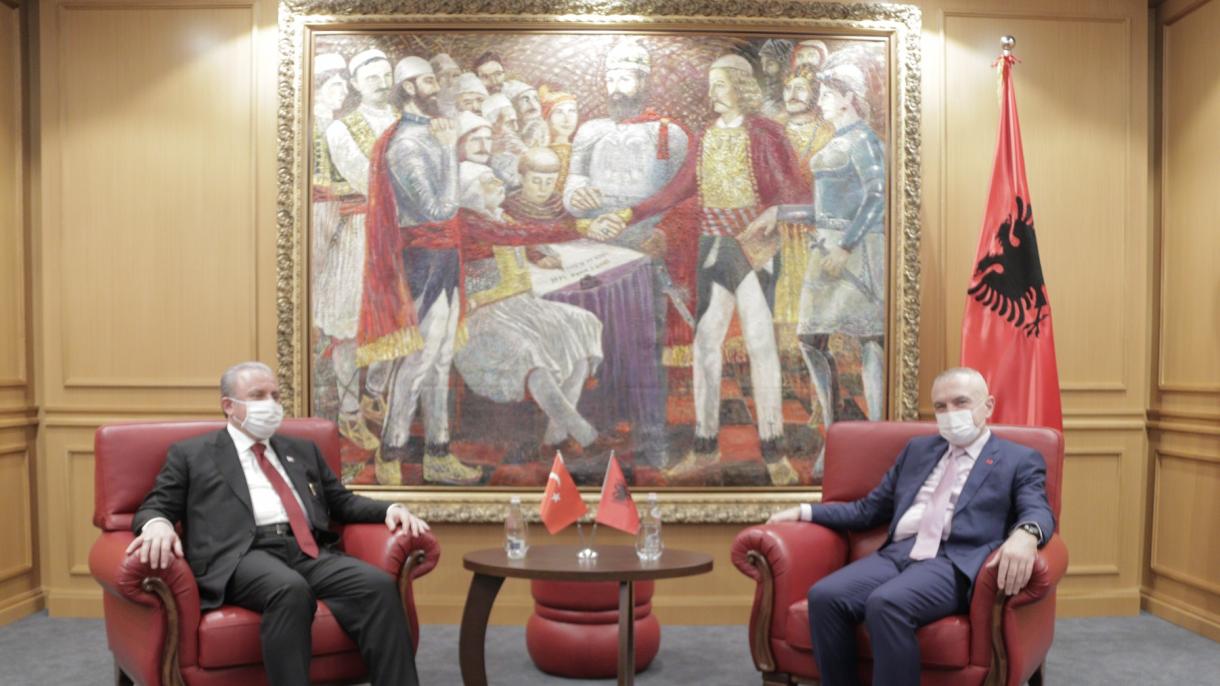 Mustafa Şentop Arnavutluk'un başkenti Tiran'da Cumhurbaşkanı İlir Meta ile bir araya geldi.jpg