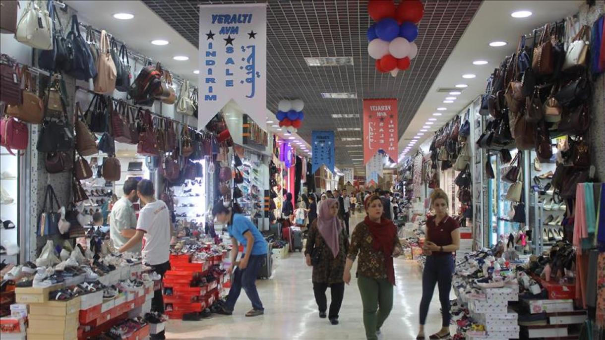 رونق بازار وان با حضور گسترده گردشگران ایرانی