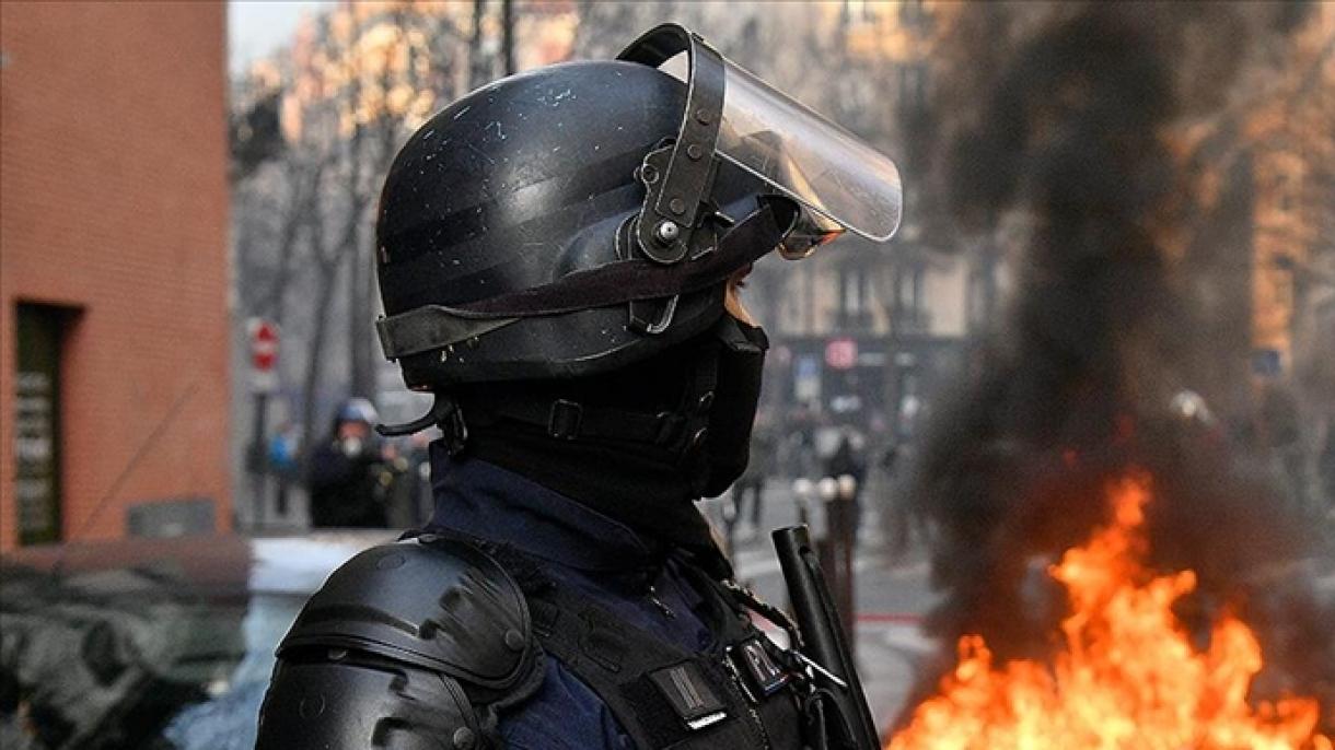 Francia, si apre un’indagine contro il poliziotto che ha fatto perdere un occhio a un manifestante