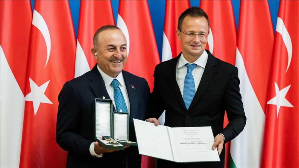 土耳其前外长获匈牙利国家功绩勋章最高级别的“明星功绩勋章”