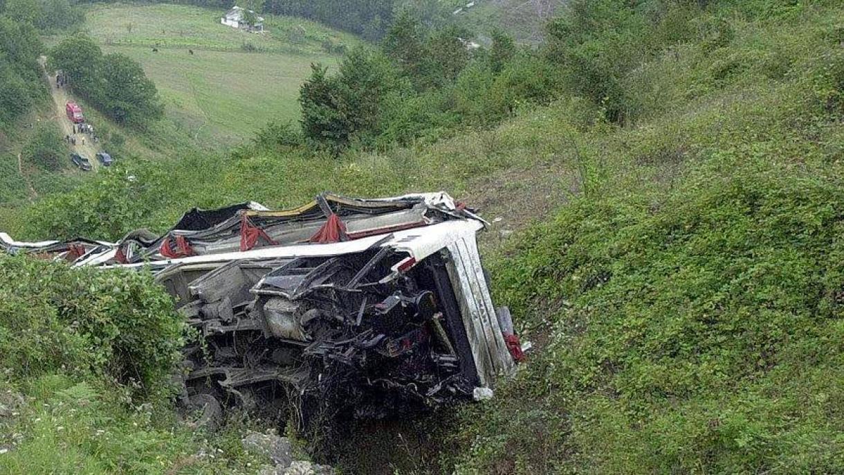 尼泊尔一辆客车坠入悬崖