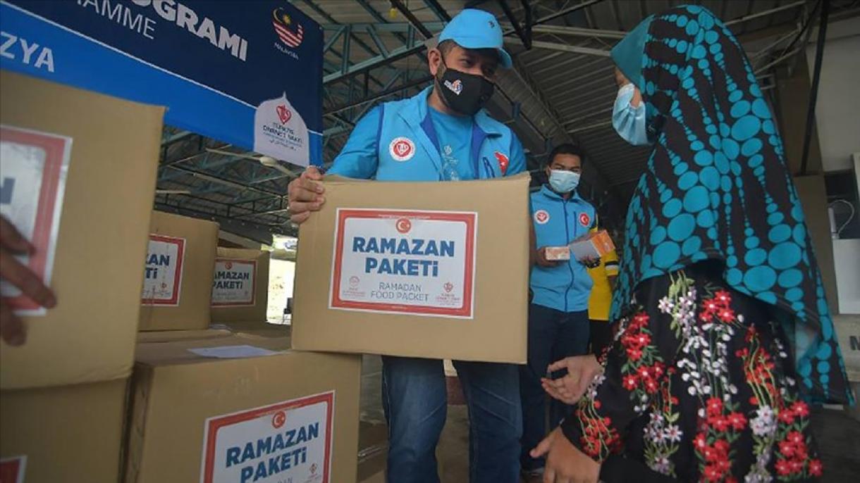 土耳其宗教基金会向马来西亚难民发放食品包