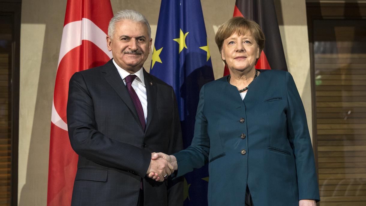 Binali Yildirim reúne-se com Angela Merkel em Munique