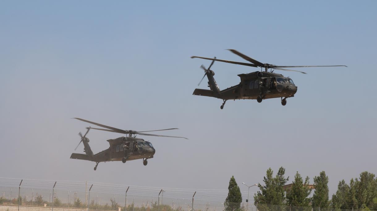 Helicópteros militares da Turquia e dos EUA realizam patrulhamento aéreo