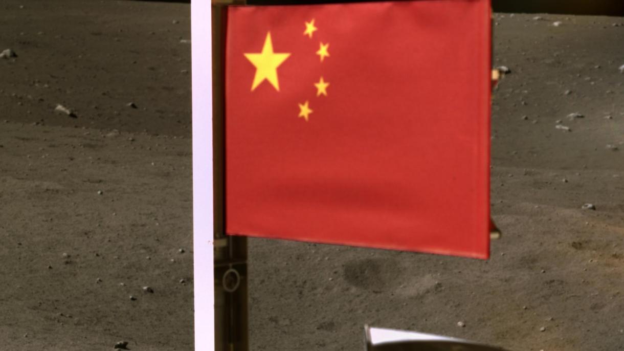 نصب پرچم چین بر کره ماه