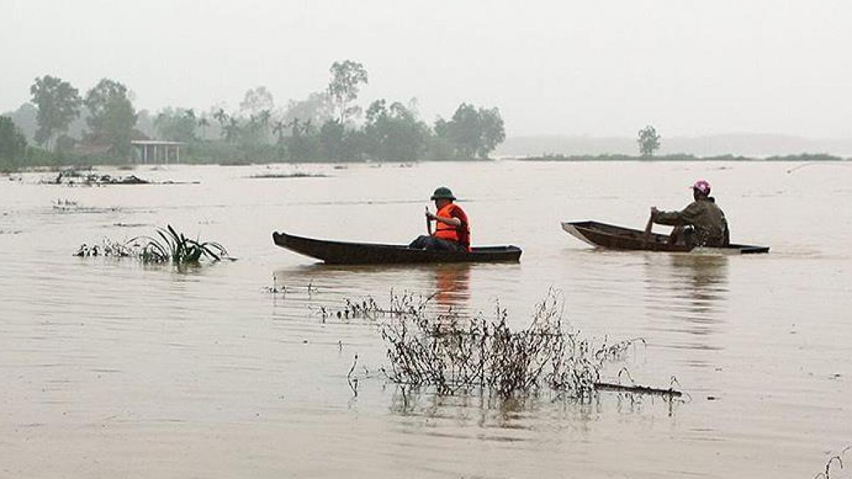 越南强暴雨引发洪灾:36人死亡