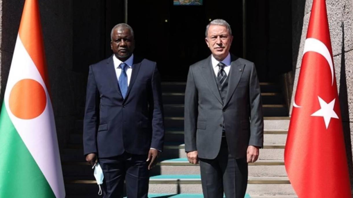 Министъра на отбраната на Нигерия Индату е на официално посещение в Анкара