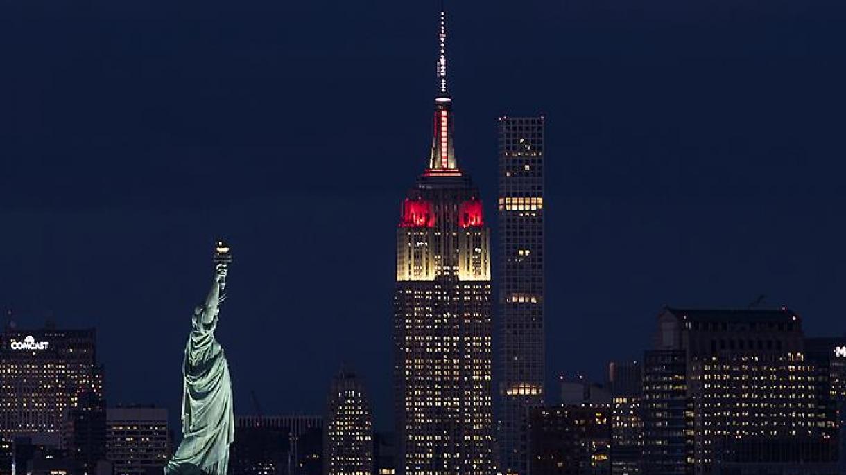 نیویارک، امپائر اسٹیٹ بلڈنگ ترک پرچم کے رنگوں میں