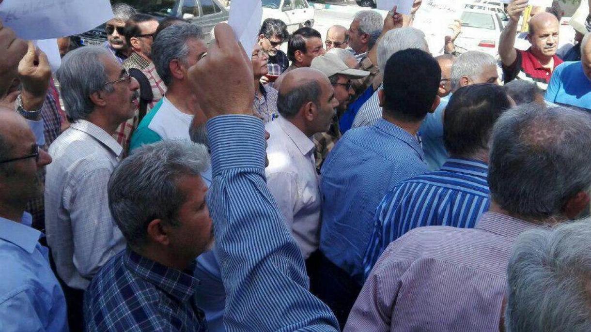 伊朗退休职工在议会前抗议薪水过低