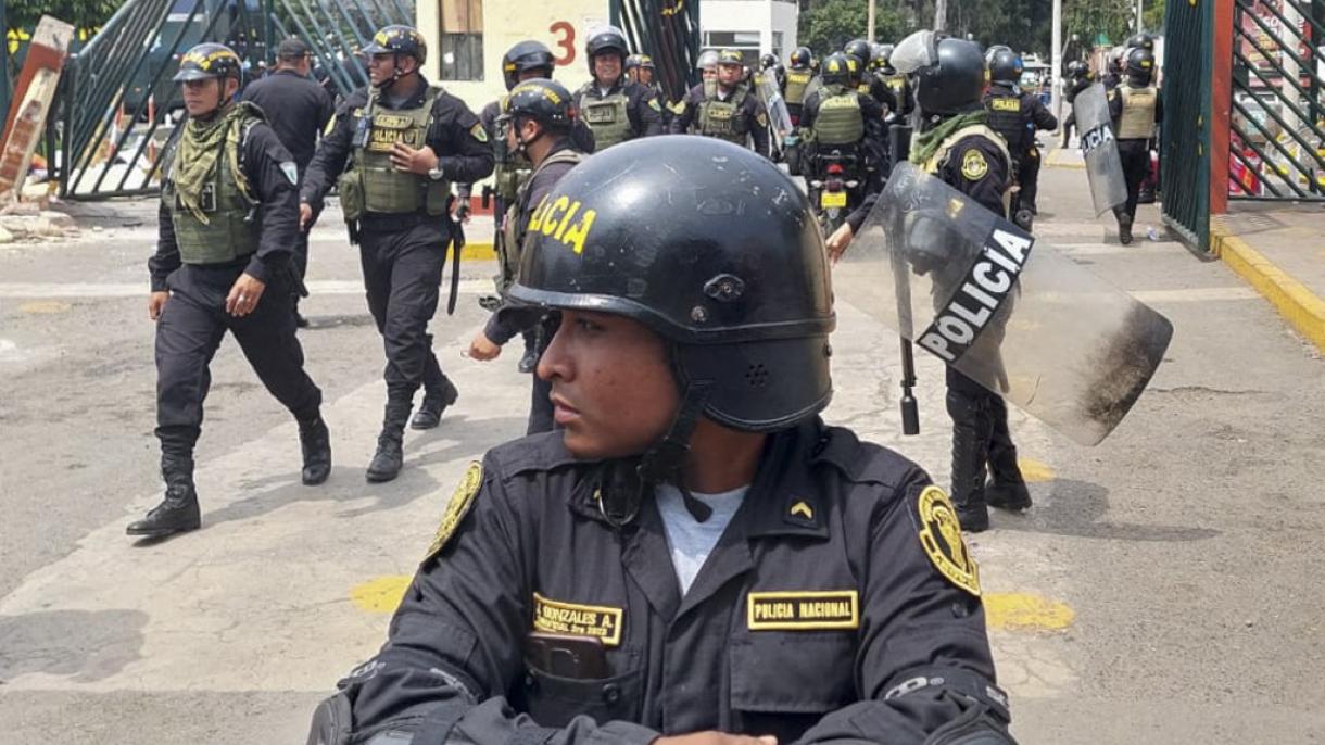 Disturbios en Perú: Policía Nacional detiene a 200 manifestantes alojados en UNMSM