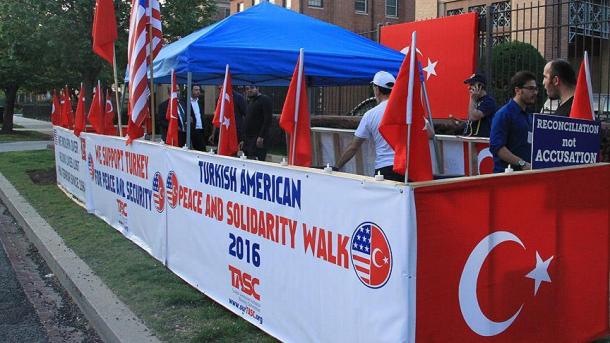 土耳其人在驻美大使馆门前抗议“亚美尼亚论”
