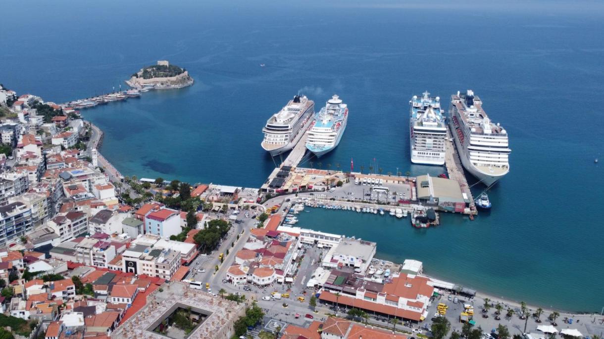 Cuatro cruceros atracaron en el puerto de Kuşadası