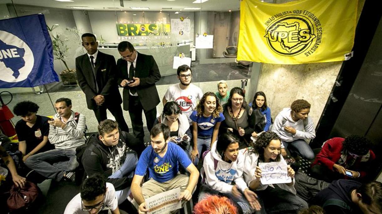 Braziliýada talyplar  Prezident Temeriň iş otagyna çenli girdi