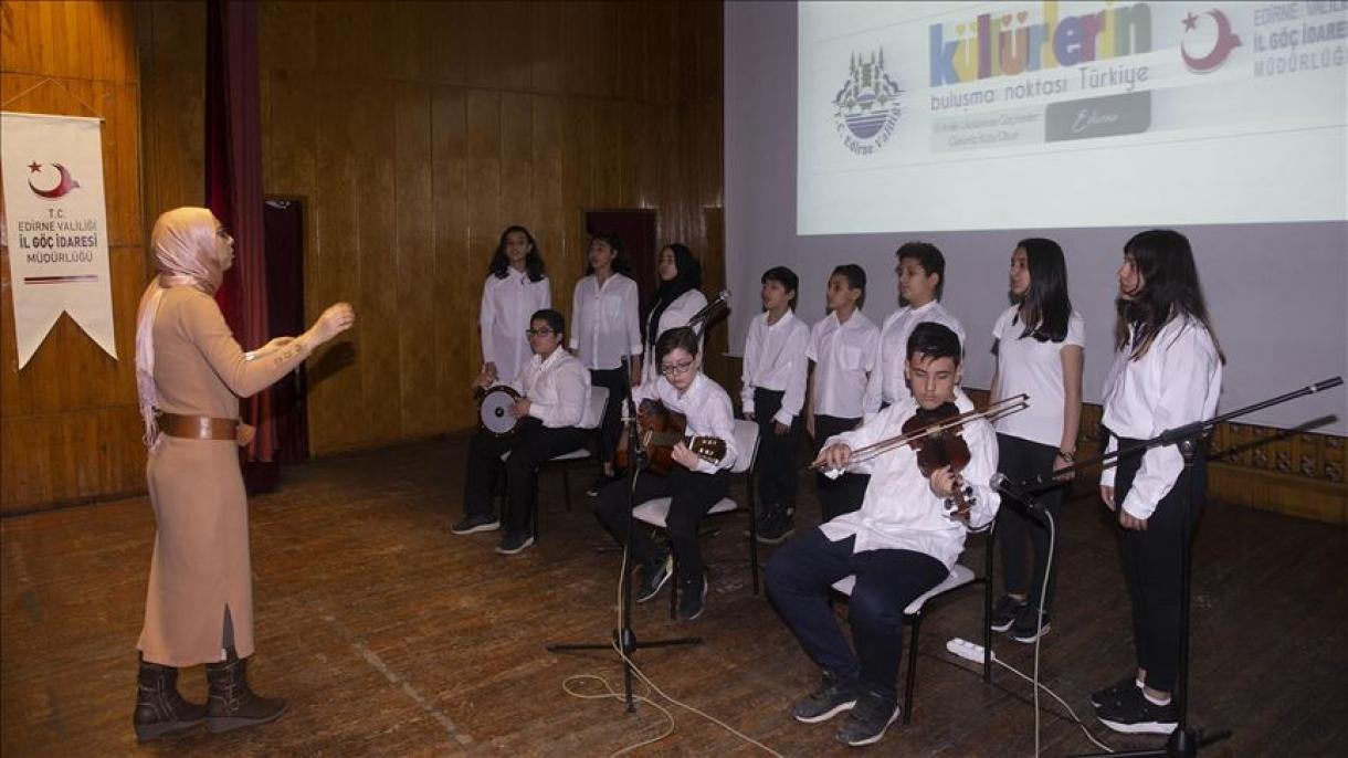 کنسرت مشترک دانش‌آموزان تورک، سوریه یی و افغان در شهر ادیرنه تورکیه
