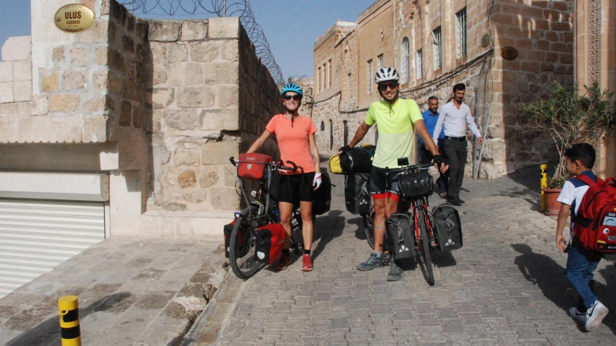 Dos médicos franceses recorrieron Midyat en bicicleta