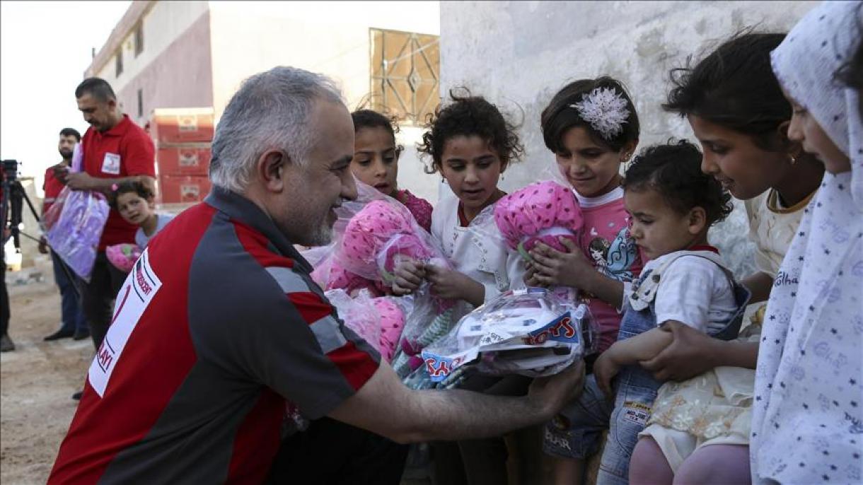 بازدید رئیس هلال احمر ترکیه از ایتام سوری در ادلب