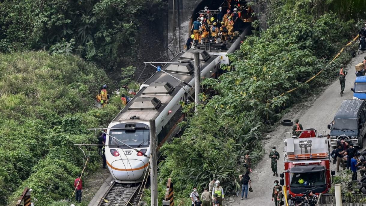 El descarrilamiento de un tren en Taiwán causa medio centenar de víctimas mortales