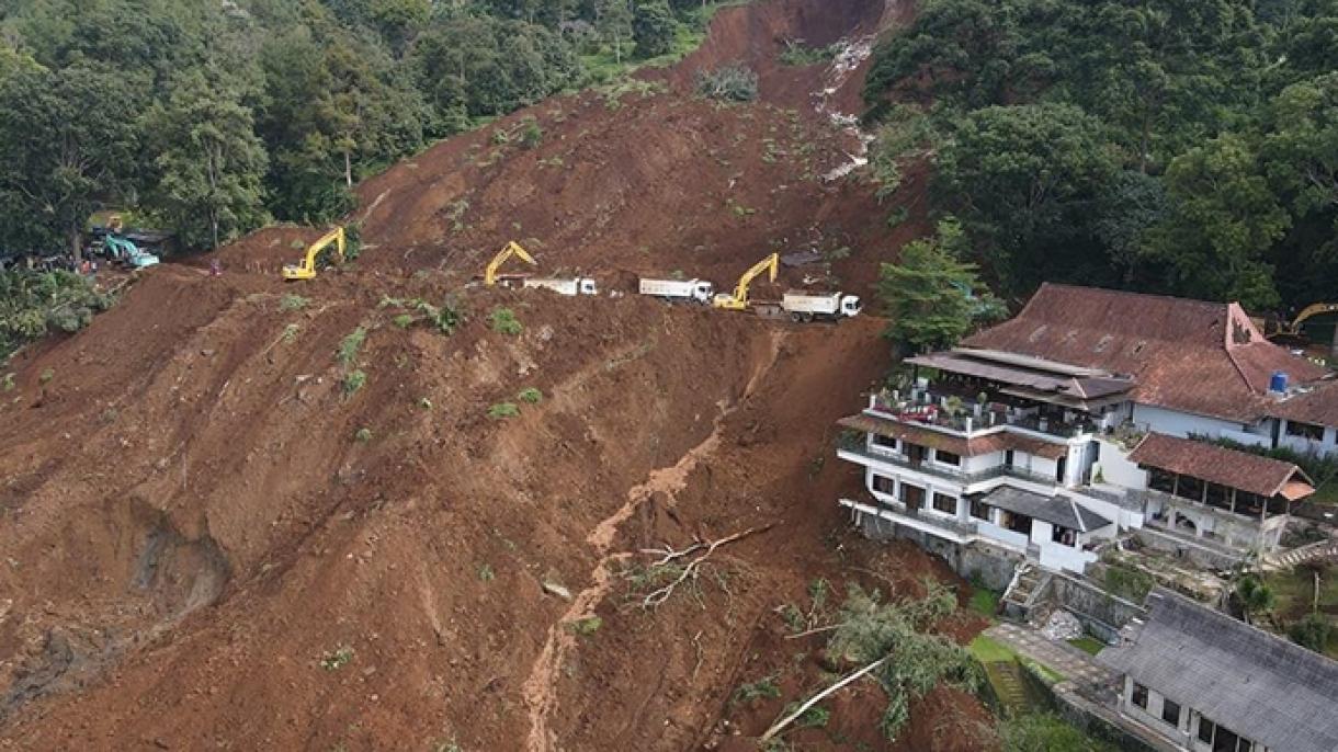 18 نفر در اثر رانش زمین در اندونزی جان باختند