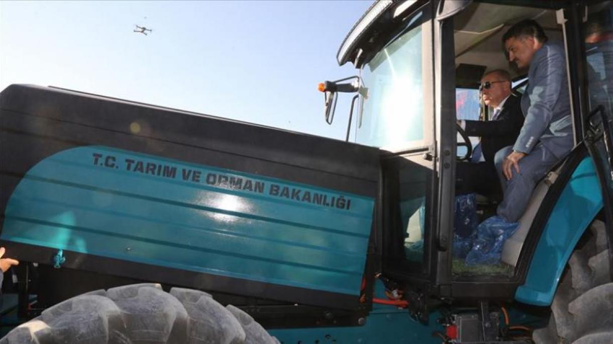 Prezident Erdo'g’an Turkiyaning birinchi elektrikli traktorini haydab ko’rdi