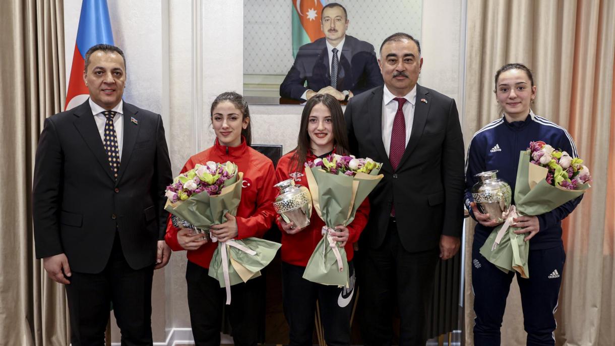 阿塞拜疆大使向土耳其运动员赠送礼物