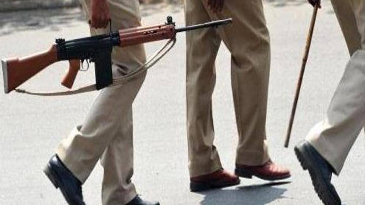 Guardas armados para proteger os tomates na Índia