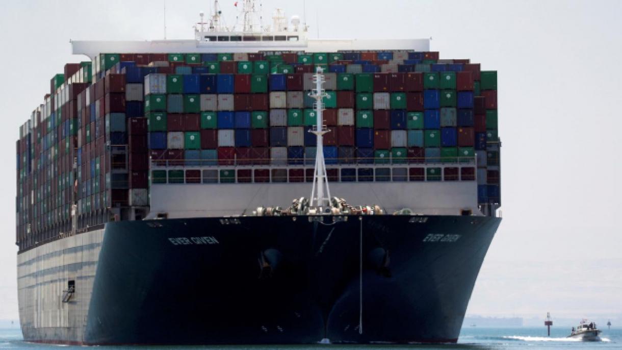 La Autoridad del Canal de Suez logra reflotar con éxito el barco de carga M/V Xin Hai Tong 23