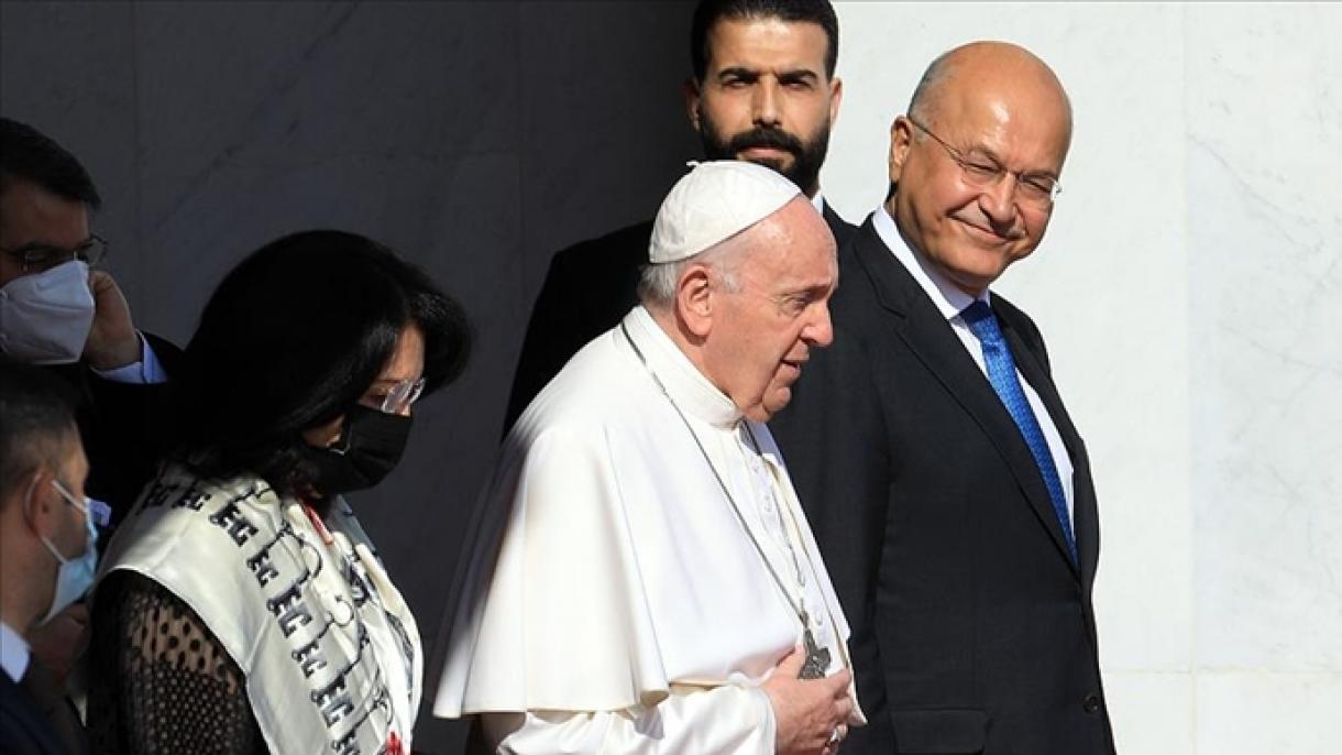 Ирактагы жолугушууларын аяктаган папа өлкөсүнө кайтты