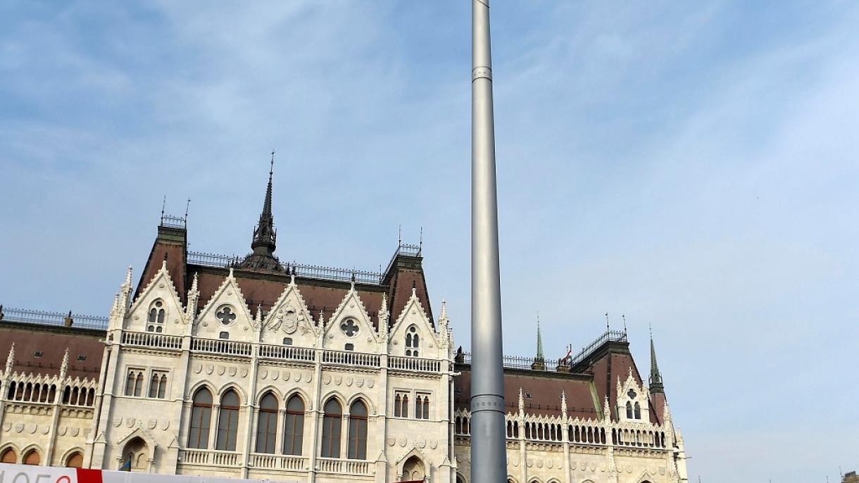 UE adverte Hungria contra nova lei