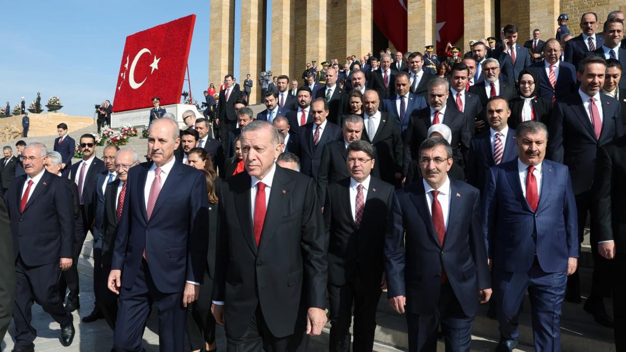 حضور اردوغان و مقامات کشوری در آرامگاه آتاتورک و ادای احترام در حضور معنوی وی
